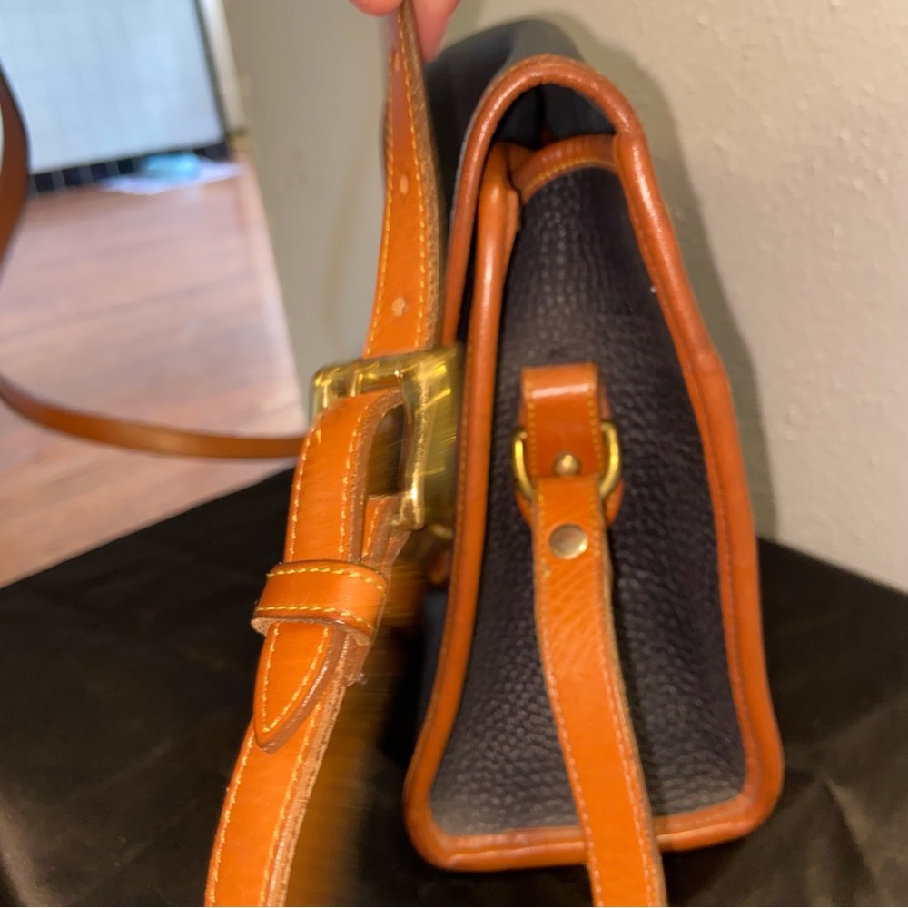 “Essex” Dooney and Bourke vintage black and Tan Leather Crossbody Bag - Picture 4 of 14